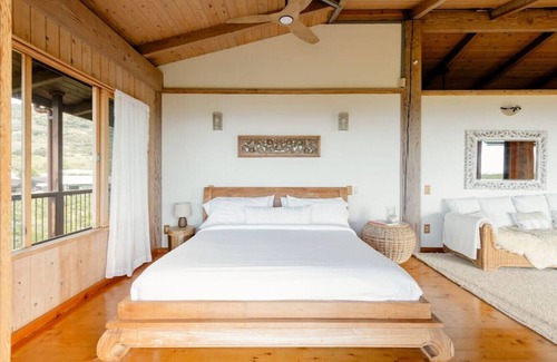 Honaunau-Napoopoo House | Sweeping Views from a Striking Home with Balconies