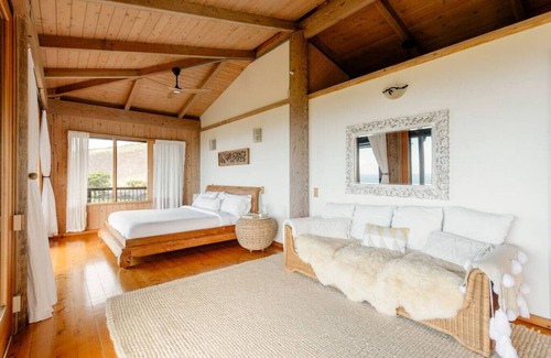 Honaunau-Napoopoo House | Sweeping Views from a Striking Home with Balconies