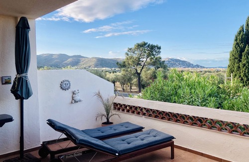 El Mas Bosca Apartment | Sweeping views over the bay of Roses
