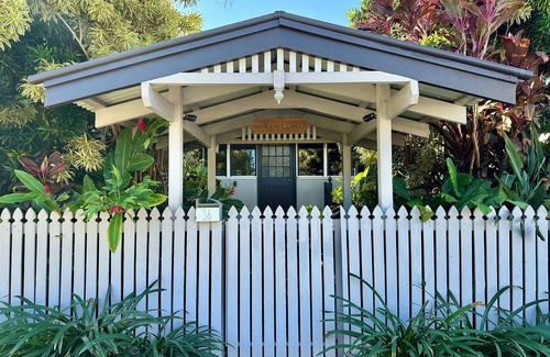 Palm Cove Cottage | Sweet Creek Cottage, Palm Cove, 200m to Beach, Heated Pool, Pets