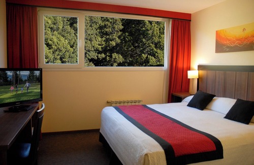San Carlos de Bariloche Hotel | Sweet Escape in Spacious Room with Scenic Garden Views - with Pool and Hot Tub