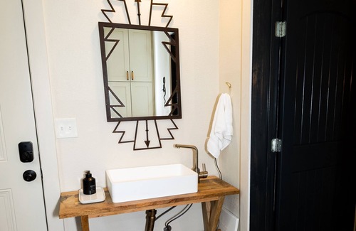 Round Mountain House | Sweet Lake Travis cabin w/ firepit & spa by marina