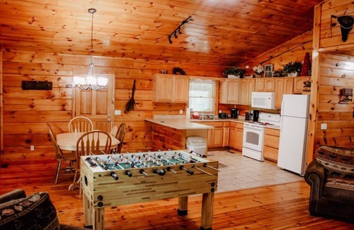 Cosby Cabin | 'Sweet Life' *Log Cabin on Cosby Creek with Wifi *No contact check in