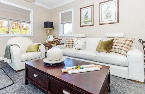 Cambridge Apartment | Sweet Magnolia 1 or 2 BR Suite St Kilda Cambridge with Complimentary Continental Breakfast