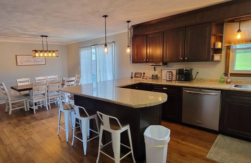 Sugar Grove House | SWEET RETREAT! Pool-side mountain view and spa.