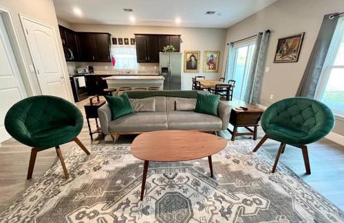 Sanford House | Sweet Stay with fully fenced yard