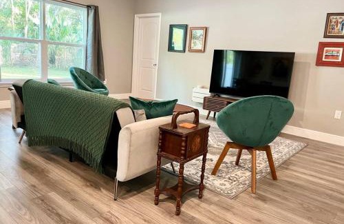 Sanford House | Sweet Stay with fully fenced yard