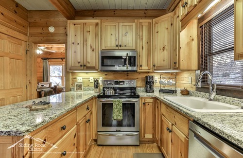 Ellijay Cabin | Sweet Water Retreat- 2/2 River Front, dog friendly, HOT TUB