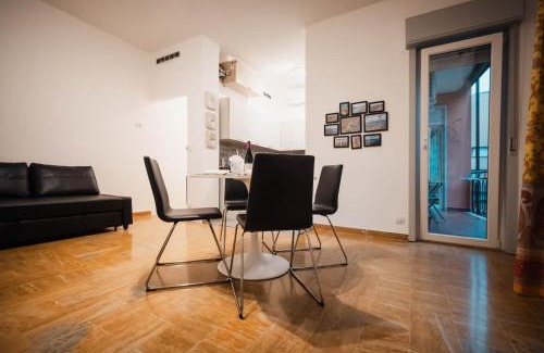 Erba Apartment | SweetHome Ampio bilocale in centro con parcheggio gratuito coperto vicino a stazione Como-Milano