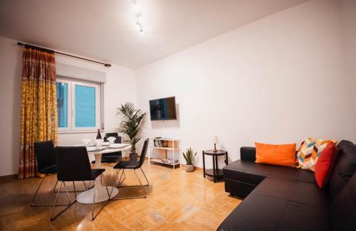 Erba Apartment | SweetHome Ampio bilocale in centro con parcheggio gratuito coperto vicino a stazione Como-Milano