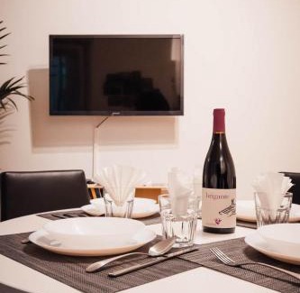 Erba Apartment | SweetHome Ampio bilocale in centro con parcheggio gratuito coperto vicino a stazione Como-Milano