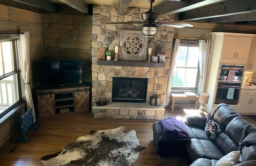 Boone Cabin | Sweets River Nest-riverfront/tube/hot tub/log cabin-fishing- Valle Crucis/App ST