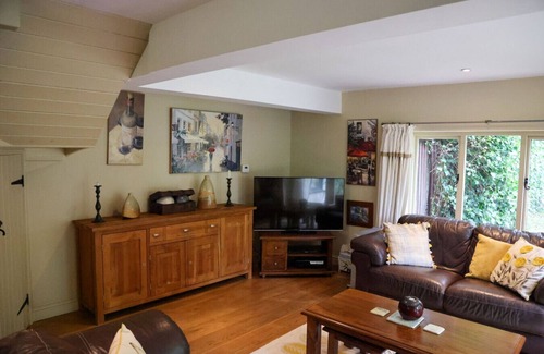 East Dereham Apartment | Swift Host | Rose Lodge | Sleeps 4 | Dereham | Pet Friendly | Beautiful Gardens