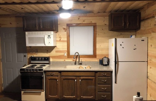 Plainfield Cabin | Swimming,boat,kayak,fish,BBQ,ATV,hike,Huge Deck,pets,Nordic MT- ski,tube,private