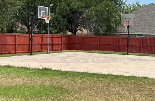McAllen House | 🏊‍♀️ Swimming 🏊‍♂️ Pool & 🏀Basketball Court washer and dryer, 4 tvs. Great place come