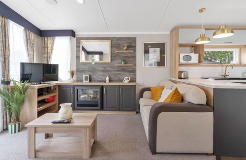 Prestonpans Apartment | swimming pool, entertainment complex, and children's play areas.