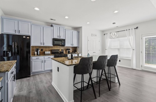 Gainesville House | Swing by the HEART of Gainesville to relax & more
