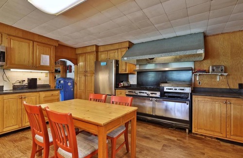 Pittsfield House | Swiss Farm Inn - RM11 "Snowshed" 2 Double Beds