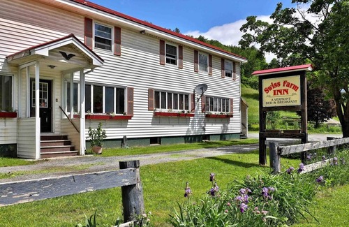Pittsfield House | Swiss Farm Inn - RM11 "Snowshed" 2 Double Beds