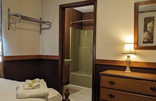 Pittsfield Hotel | Swiss Farm Inn - RM12 "Pipe Dream" 2 Double Beds