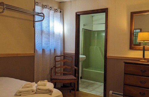 Pittsfield Hotel | Swiss Farm Inn - RM13 "Outer Limits" 2 Double Beds