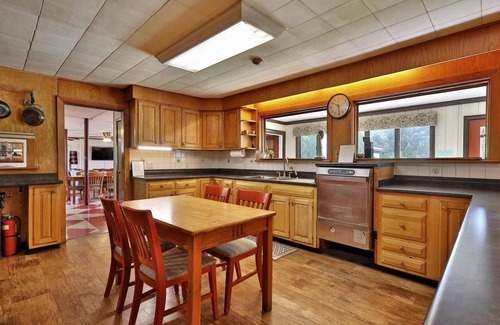 Pittsfield Hotel | Swiss Farm Inn - RM13 "Outer Limits" 2 Double Beds