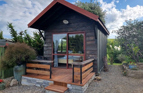 Whakamarama Cottage | Swiss-Kiwi Cottage/Tiny House.ninkl. Breakfast, Jacuzzi option.