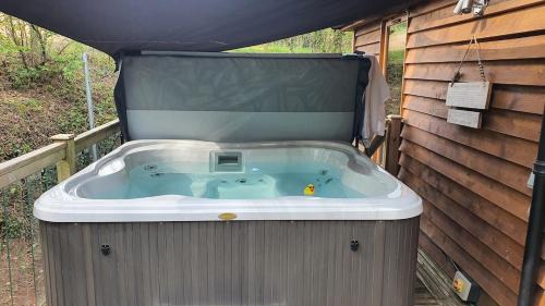 Battle Ski Chalet | Swn Y Nant Lodge with hot tub Brecon