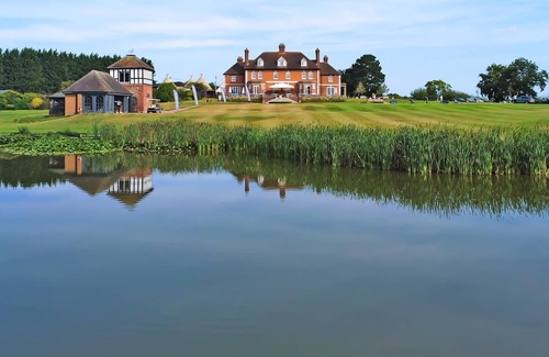 Bridgnorth Ski Chalet | Sycamore Lodge VIP Hot Tub and Pet Friendly