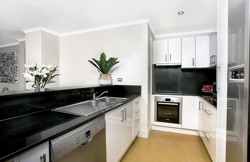 Sydney Central Business District Apartment | Sydney - YORK5 - York Street - Spacious 1BR with Balcony, City Views Parking in Sydney CBD Near Wynyard