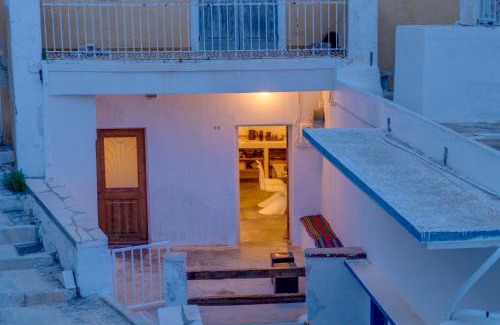 Ano Siros House | Syros Art House