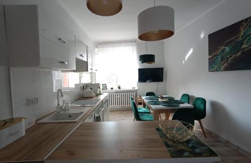 Tarnowskie Gory Apartment | Szmaragdowy apartament przy ulicy Opolskiej
