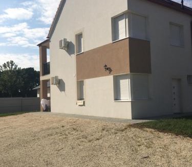 Papa Apartment | Szofi Apartman Pápa Fenyves u. 19.