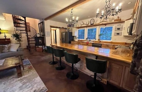 Ashford Cabin | T, s Creekside cabin. King Bed/Hot tub/treehousenn