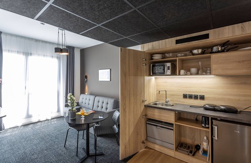 La Californie Condo | T1 à 5 min du Centre Affaires | TV | Wifi | Sauna