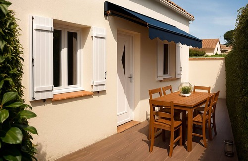 La Nartelle Apartment | T2/20m2 au Rêve D'azur walking distance to beach, shared pool parking, bed linen included