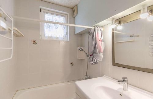 Esquieze-Sere Apartment | T2 cabine 6 pers avec balcon, parking privé, proche commodités et stations de ski - FR-1-402-122