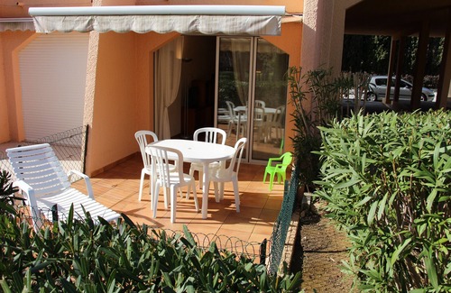 La Faviere Apartment | T2, Ground Floor, Terrace, 5 mn walk from the beach and shops, sheets included