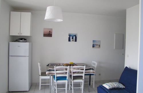 Les Arenes Apartment | T2 rated 3 *,air-conditioned, 500 m from the beach, sleeps 4, parking, terrace.