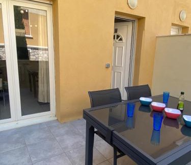 Saint-Hippolyte Apartment | T3 rdc, terrasse ombragée, parking avec portail