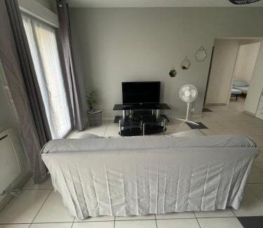 Saint-Hippolyte Apartment | T3 rdc, terrasse ombragée, parking avec portail