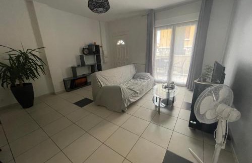 Saint-Hippolyte Apartment | T3 rdc, terrasse ombragée, parking avec portail