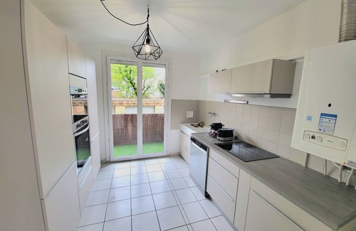 Fontaine Apartment | T4 Tram Mairie 3 Chambres 3 Lits Doubles, Facile Pour se Garer