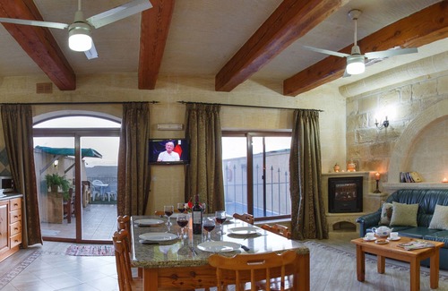 Xaghra Villa | Ta Debora villa enjoying country views and close to the beach