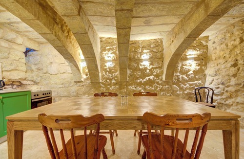 Rabat House | Ta' Karmenu - An 800 year old modernized gem, walking distance to Mdina