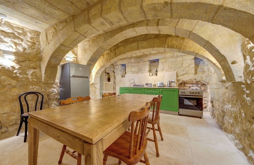 Rabat House | Ta Karmenu - An 800 year old modernized studio, walking distance to Mdina