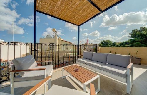 Rabat House | Ta Karmenu, an 800 year old modernized studio with terrace, by walk to Mdina