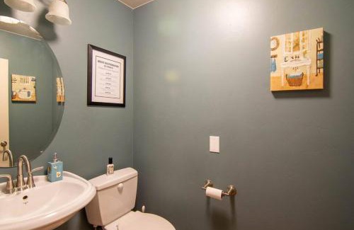 Parowan Apartment | Tacit Shadow Resort Paradise Deluxe Suite, Gym, Coffee Bar, Hot-Tub, Free Laundry, Food Available