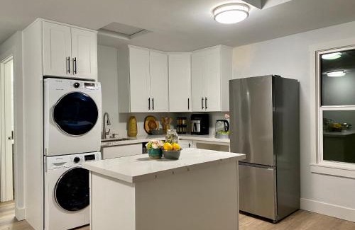 Hilltop Apartment | Tacoma 2 bedrooms 1 baths sleep 5 with compact kitchen