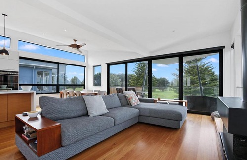 Apollo Bay House | Tadasana